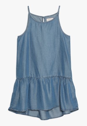 Ærmeløs blå denimkjole med tynde stropper, rynket flæsekant og nøglehulsknaplukning bagpå, designet til børn.