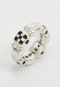 Anello d'argento con un design testurizzato che presenta sezioni alternate lisce e a scacchi neri. La parte interna dell'anello riporta l'iscrizione "MAPLE SILVER".