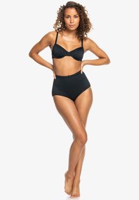 Svart ribbet bikiniset med strukturert underwire-topp med justerbare stropper og høyt liv-bunn for full dekning.