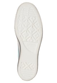 Vit gummisula med texturerade greppmönster och "Converse All Star"-logotyp. Sidan har färgade tygpaneler.