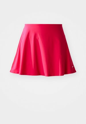 Falda de tenis roja hecha de un tejido suave y ligero. Presenta una forma acampanada y una cintura elástica. Incluye un pequeño logo en el dobladillo.