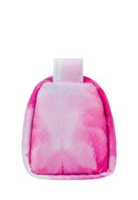 Pocket in tessuto rosa a tie-dye con forma arrotondata, superficie testurizzata e anello superiore per attacco o trasporto.