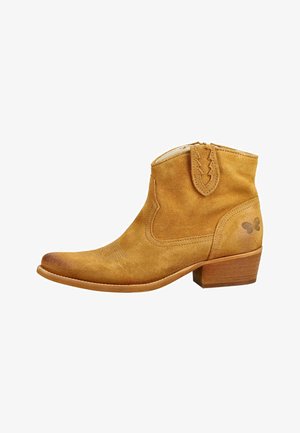 Hellbrauner Wildleder-Stiefelette mit kleinem Holzblockabsatz, dekorativer Naht, Schlaufe zum Anziehen und Schmetterlingslogo an der Rückseite.