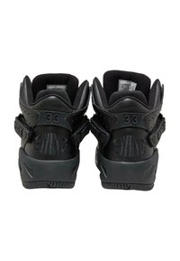 Schwarze High-Top-Sneaker aus perforiertem Leder, mit gepolstertem Kragen und doppelten Riemen. Auf der Rückseite mit eingeprägtem "Ewing" und "33".