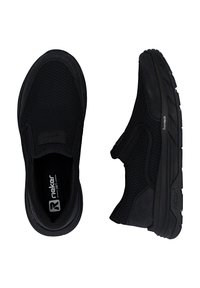 Schwarze Slip-On-Freizeitschuhe aus Netzgewebe, mit gepolsterter Sohle und sichtbar an der Innenseite sowie an der Seite der Sohle angebrachten Markenlogos.