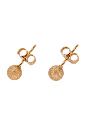 Par af gyldne ørestikker med teksturerede kugleformede ender og sommerfugle-låse på hvid baggrund.