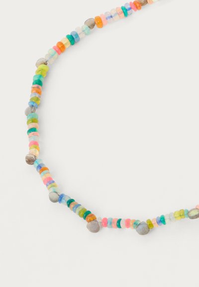 Kaklarota ar mazām, apaļām daudzkrāsainām pērlītēm un neregulārām pelēkām akmens pērlītēm, kas uzsietas uz plānas aukliņas, izkārtotas daļēji lokā.