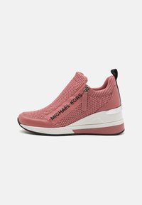 Adidași roz tricotati, slip-on, cu un superior texturat, talpă intermediară albă în contrast și accente negre. Logo imprimat pe lateral.