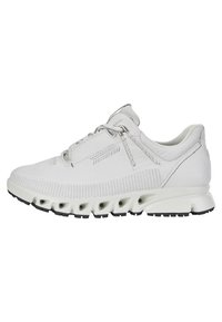 Weiße Sportschuhe mit einer strukturierten Oberseite, atmungsaktiven Mesh-Seiten, verstärkten Schnürsenkeln und einer kontrastierenden schwarzen Sohle mit kreisförmigen Ausschnitten.