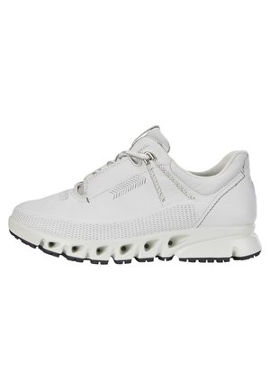 Scarpa sportiva bianca con tomaia testurizzata, lati in mesh traspirante, lacci rinforzati e suola nera a contrasto con ritagli circolari.