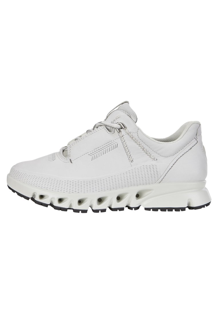 Weiße Sportschuhe mit einer strukturierten Oberseite, atmungsaktiven Mesh-Seiten, verstärkten Schnürsenkeln und einer kontrastierenden schwarzen Sohle mit kreisförmigen Ausschnitten.