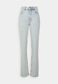 Jean en denim clair, taille haute, coupe droite, fermeture avant par bouton et zip, poches avant et arrière sur fond uni.