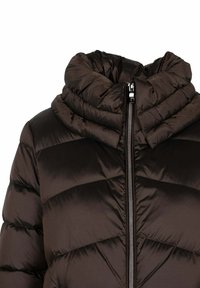 Chaqueta acolchada negra con un alto cuello, patrón de acolchado en zigzag y cierre central de cremallera. Textura suave con un acabado brillante.
