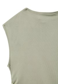 Top senza maniche di un verde chiaro, con una texture liscia e una lieve lucentezza. Presenta un ampio scollo e un design con spalle scese.