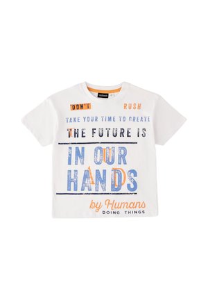 T-shirt bianca con testo multicolore: "Non avere fretta, prenditi il tempo per creare. Il futuro è nelle nostre mani grazie alle persone che agiscono."
