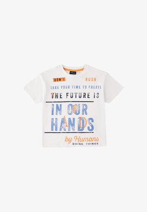T-shirt bianca con testo multicolore: "Non avere fretta, prenditi il tempo per creare. Il futuro è nelle nostre mani grazie alle persone che agiscono."