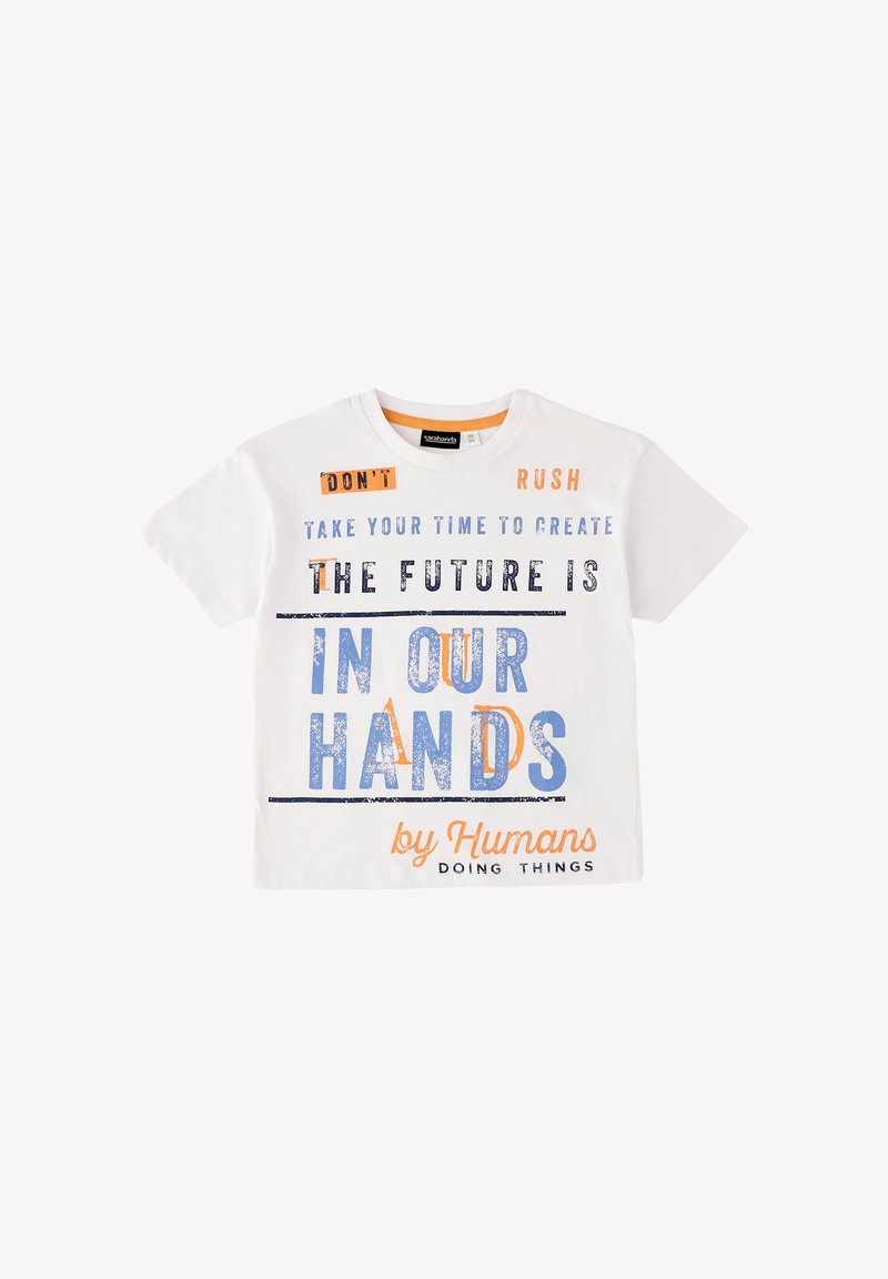 Camiseta blanca con texto multicolor: "No te apresures, tómate tu tiempo para crear. El futuro está en nuestras manos cuando las personas hacen cosas."