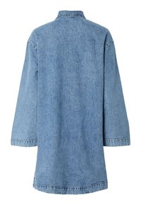 Jeansjacka i ljusblått, med krage, sänkta axlar och långa ärmar. Baksidan är enhetlig med synliga sömnadsdetaljer.