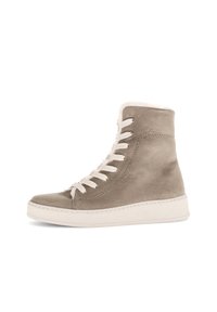 Hoge taupe suède sneaker met witte veters, gewatteerde witte zool en zachte witte bontvoering rond de enkelrand.