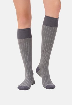 Kniestrümpfe in Grau mit einem dezenten Fischgrätenmuster, ausgestattet mit dunkelgrauen, gerippten Bündchen und einer glatten Stricktextur.