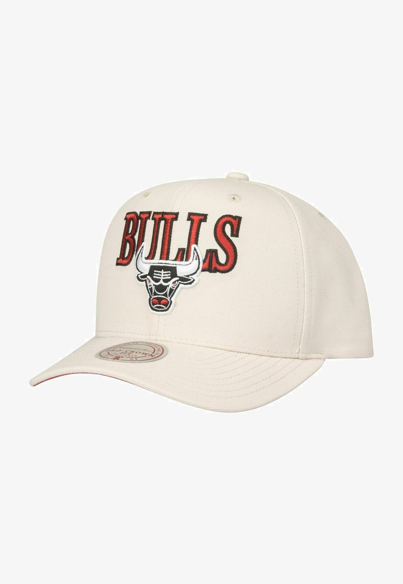 Beige Baseballkappe mit gebogenem Schirm, besticktem "BULLS" in Rot und einem Schwarz-Weiß-Bullensymbol auf der Vorderseite. Strukturierter Stoff.