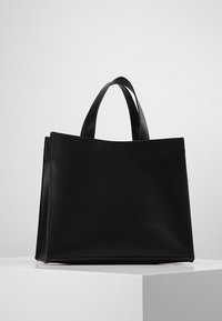 Czarna skórzana torba typu tote o minimalistycznym designie. Prostokątny kształt, gładka tekstura, podwójne mocne uchwyty oraz brak widocznych elementów metalowych czy akcentów.