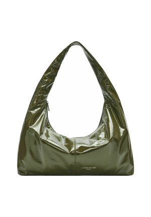 Un sac hobo en vert olive brillant avec un design courbé et une large sangle. Il dispose d'une ouverture zippée et d'une marque discrète à la base.