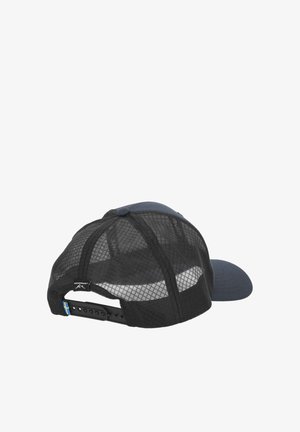 Sort net baseballkasket med justerbar snapback-rem og et lille svensk flagdetalje på hvid baggrund.