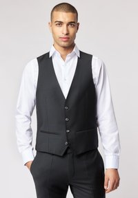 Schwarze Herrenweste mit maßgeschneidertem Design, ausgestattet mit sechs Knöpfen, zwei Fronttaschen und einer glatten Stoffoberfläche, getragen über einem weißen Hemd.