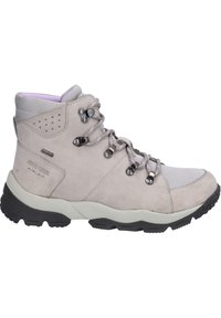 Jasnoszare buty trekkingowe z zamszową cholewką, siateczkowymi akcentami, metalowymi oczkami i fakturowaną czarną gumową podeszwą. Wysokość do kostki dla wsparcia kostki.