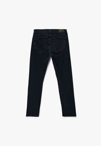 Czarne dżinsy o slim fit, z wysokim stanem, dwoma tylkimi kieszeniami oraz płaskim wykończeniem pasa. Brak widocznych zdobień.