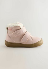 Botte imperméable rose pour tout-petit avec semelle marron, deux sangles Velcro, doublure polaire et détail visage d’ours sur la bride latérale.