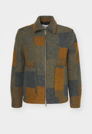 Fleecejacke in gedämpftem Grün, mit orangefarbenen und blauen geometrischen Patches, Kragen, frontalem Reißverschluss und zwei Seitentaschen.