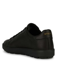 Svart lädersneaker med en slät yta, rund tå, snörning fram och texturerad gummisula. Guld "SPHERIC"-logotyp på hälen.