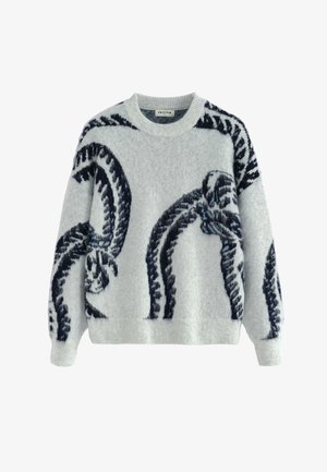 Pull tricoté gris clair avec un motif abstrait de corde bleu marine, col rond, et poignets et ourlet côtelés. Texture douce et coupe décontractée.
