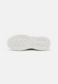 Weißer Gummisohle für Sneaker mit einem strukturierten Muster, das multidirektionale Rillen für Grip und Traktion aufweist. Glatte Kanten und runde Zehen.