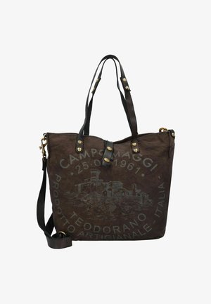 Borsa tote in tela marrone con manici in pelle nera, con hardware dorato e un design a rilievo di un castello e dettagli testuali.