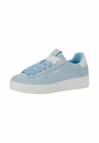 Sneaker in suede bluino chiaro con suola in gomma bianca, dotato di lacci blu intrecciati e colletto alla caviglia imbottito. Design minimalista con logo del marchio.