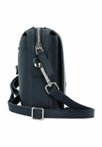 Navyfarbener Lederbeutel mit rechteckiger Form, silbernen Beschlägen, verstellbarem Tragegurt und Reißverschluss. Glatte Oberfläche mit minimaler Dekoration.