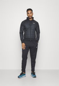 Under Armour LAUNCH INSULATED - Running jacket - black