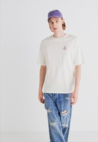 Selected Homme SLHLOOSECORBY NECK TEE - Marškinėliai su spaudiniu - egret