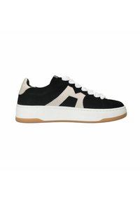 Zwarte suède sneakers met een crèmekleurig leren accent, witte veters en een dikke witte en gumkleurige zool met een gestructureerde afwerking.