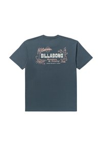 Tmavě modré bavlněné tričko se světle růžovým grafickým designem. Text zní "BILLABONG Boardshort Company od Sedmdesát Tří" s květinovými akcenty.