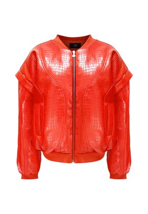 Rote Kunstleder-Bomberjacke mit gestepptem Muster, Reißverschluss vorne, weiter Ärmel und gerippten Bündchen. Besitzt ein geprägtes Krokodilmuster.