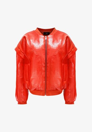 Röd faux läder bomberjacka med kviltad textur, dragkedja framtill, breda ärmar och ribbade manschetter. Har ett präglat krokodilmönster.