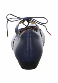 Navyblaue Leder-Balletschuhe mit einer abgerundeten Zehe, Knöchelriemen und einem kleinen Absatz. Die Schnürsenkel sind hinten zu einer Schleife gebunden.