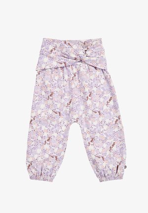 Lavendelfarvede bukser til babyer med elastiske ankler og en foldet, knyttet linning, der har et blomstret og abstrakt mønster i bløde pastelfarver.