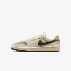 Sneaker beige low-top con swoosh Nike marrone chiaro, dettagli in suede e mesh, lacci crema e suola piatta in gomma.