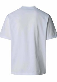 T-shirt bianco in cotone con maniche corte, scollo rotondo e un design posteriore semplice. Tessuto morbido e vestibilità regolare. Nessun motivo o accento visibile.