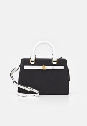 Sac à main en cuir noir avec poignées blanches, bandoulière blanche réglable, ceinture décorative blanche et détails métalliques dorés.